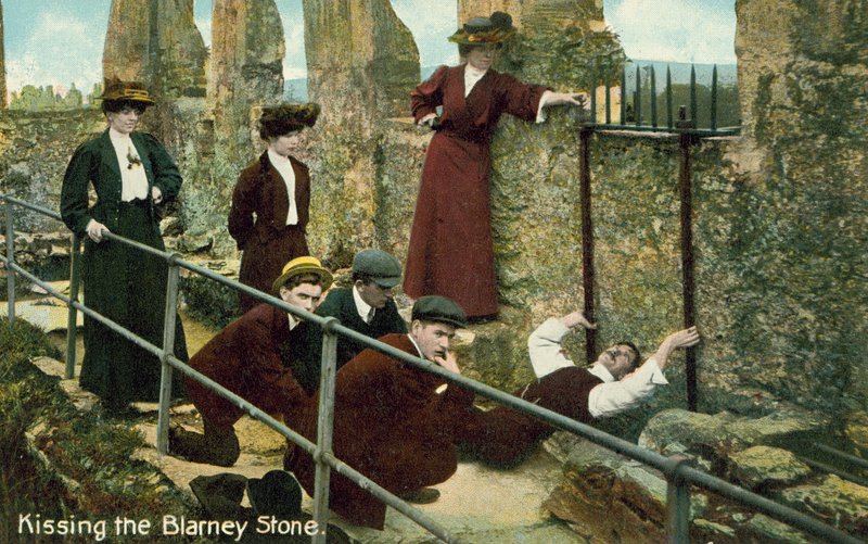 Kissing the Blarney Stone (barevné foto) od English Photographer