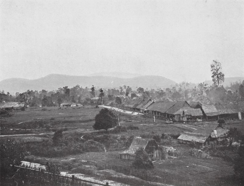 Kuala Lumpur v roce 1884, místo současných vládních úřadů (černobílá fotografie) od English Photographer
