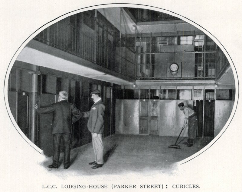 L.C.C. Ubytovna (Parker Street): Skříňky (č/b foto) od English Photographer