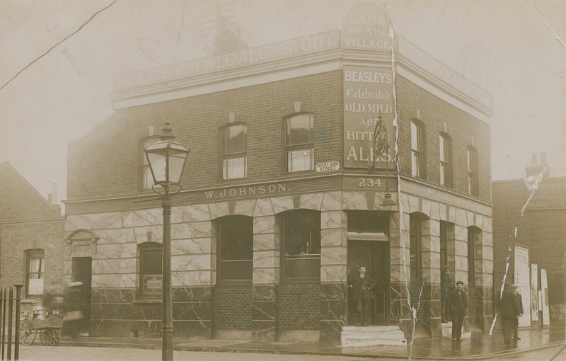 Kluci z vesnice, Mary Anne Street, Stepney, Londýn od English Photographer