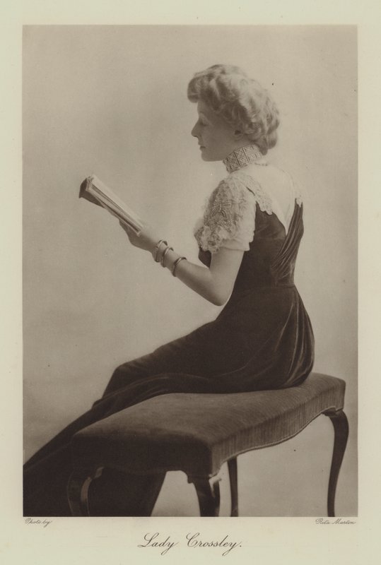 Lady Crossley (čb fotografie) od English Photographer
