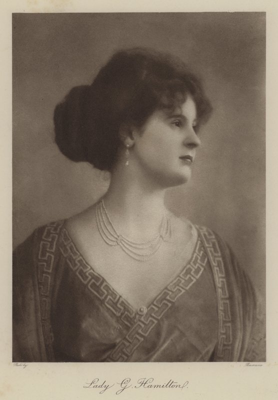 Lady G Hamilton (čb fotografie) od English Photographer
