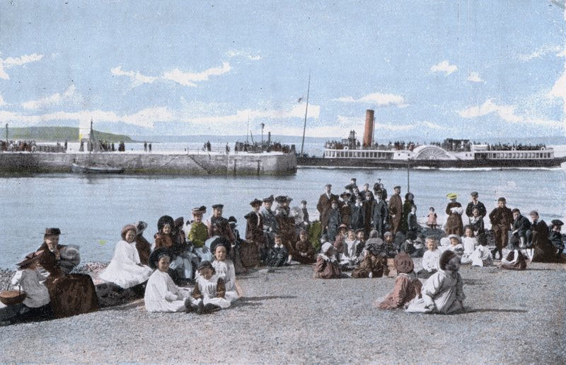 Largs, The Pier (barevné foto) od English Photographer