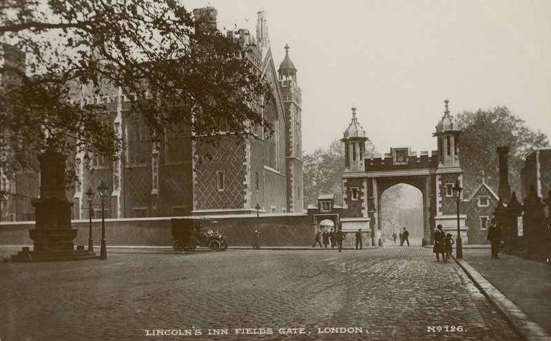 Lincolns Inn Fields Gate, Londýn od English Photographer