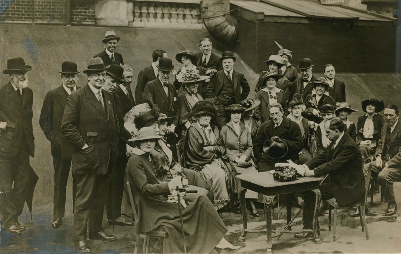 Poslouchání Sira Jamese Barrieho, jak četl Obdivuhodný Crichton na střeše Wyndhams v roce 1912 od English Photographer