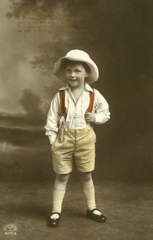 Malý chlapec v červených rovnátkách (barva litho) od English Photographer