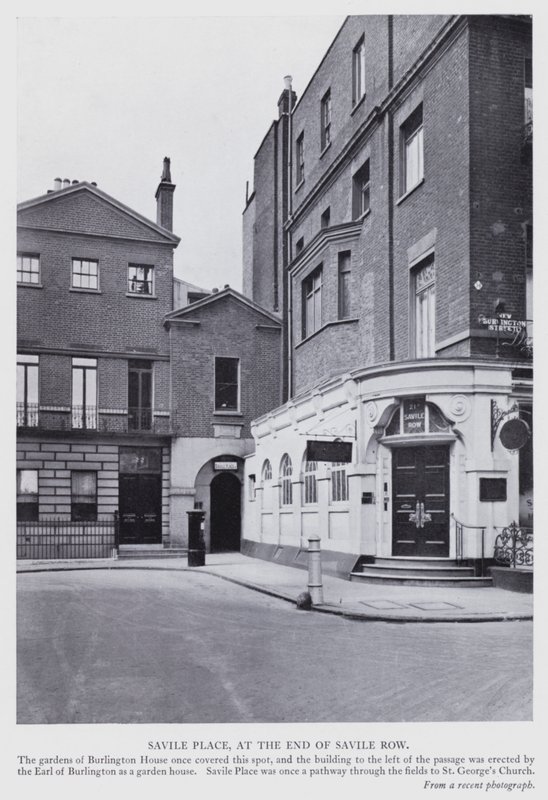 Londýn: Savile Place, na konci Savile Row (černobílá fotografie) od English Photographer