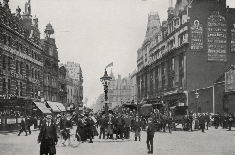 Londýn: Tottenham Court Road (černobílá fotografie) od English Photographer