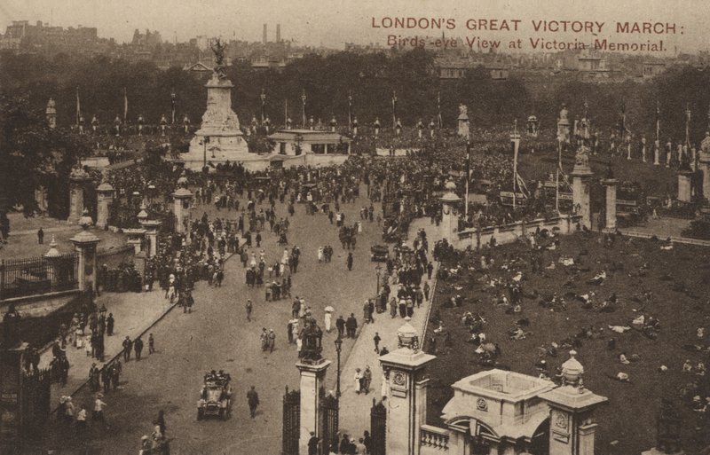 Londýnský Great Victory March, pohled z ptačí perspektivy na Victoria Memorial (č/b foto) od English Photographer