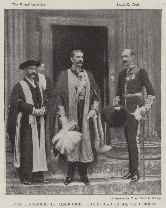 Lord Kitchener v Cambridge, Sirdar ve svém LLD Robes od English Photographer