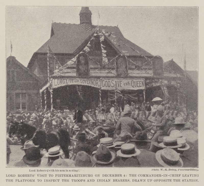 Návštěva lorda Robertse v Pietermaritzburgu dne 4. prosince, kdy vrchní velitel opouští platformu, aby zkontroloval jednotky a indiánské nosiče, postavené naproti stanici od English Photographer