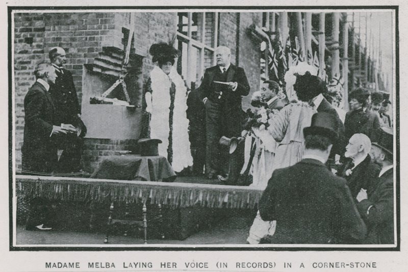 Madame Melba položila svůj hlas na záznam na základní kámen od English Photographer
