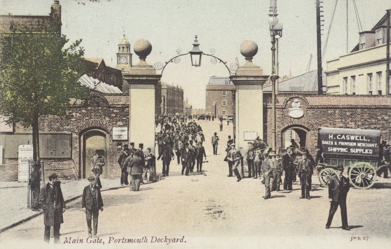 Main Gate, Portsmouth Dockyard (barevná fotografie) od English Photographer