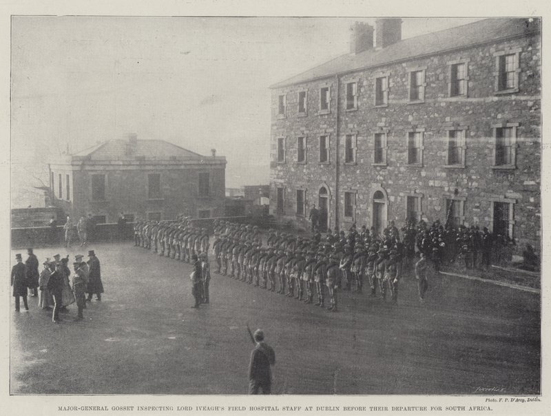 Generálmajor Gosset kontroluje personál polní nemocnice Lorda Iveaghse v Dublinu před jejich odjezdem do Jižní Afriky od English Photographer