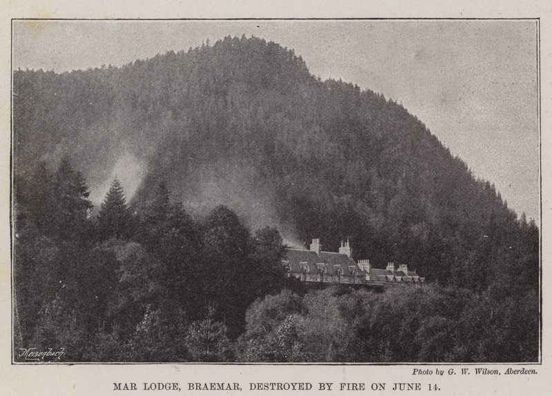 Mar Lodge, Braemar, zničen požárem 14. června od English Photographer