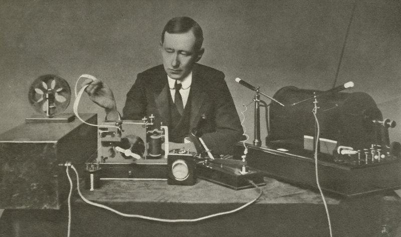 Marconi s raným bezdrátovým zařízením (černobílá fotografie) od English Photographer