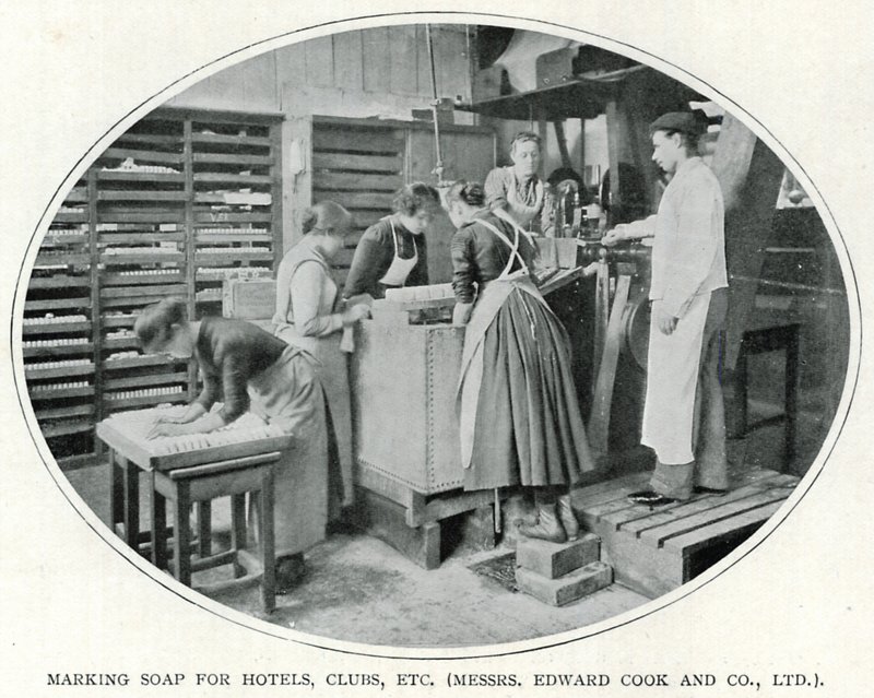 Značkovací mýdlo pro hotely, kluby atd. (pánové Edward Cook and Co., Ltd.) (černobílá fotografie) od English Photographer