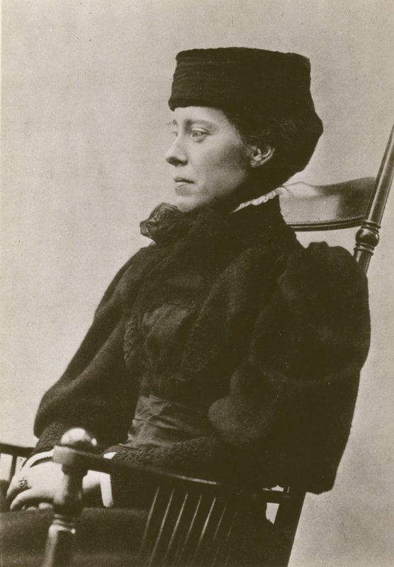 Mary Kingsley, portrét, sedí, nosí klobouk (č/b foto) od English Photographer