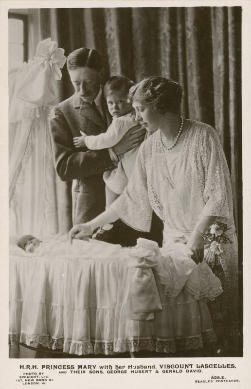 Mary, princezna Royal a její manžel, vikomt Lascelles, se svými syny, Georgem a Geraldem (černobílá fotografie) od English Photographer