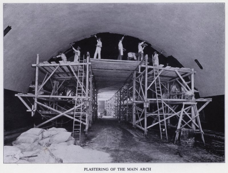 Tunel Mersey: Omítání hlavního oblouku (černobílá fotografie) od English Photographer