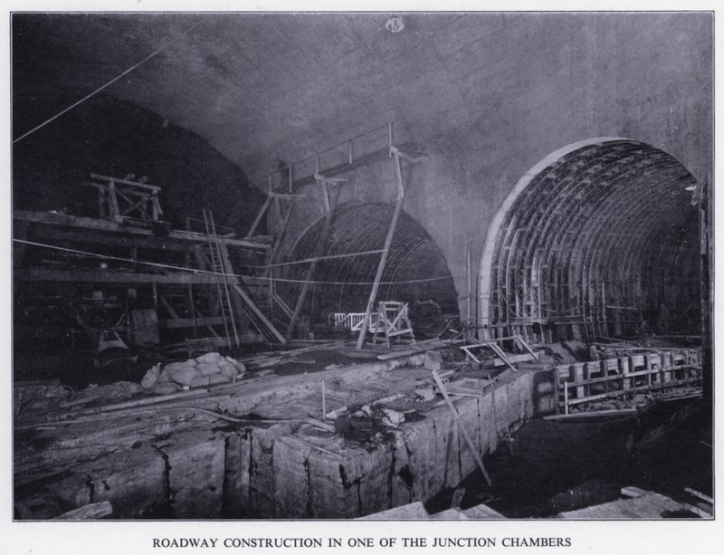 Mersey Tunnel: Stavba vozovky v jedné z křižovatkových komor (černobílá fotografie) od English Photographer