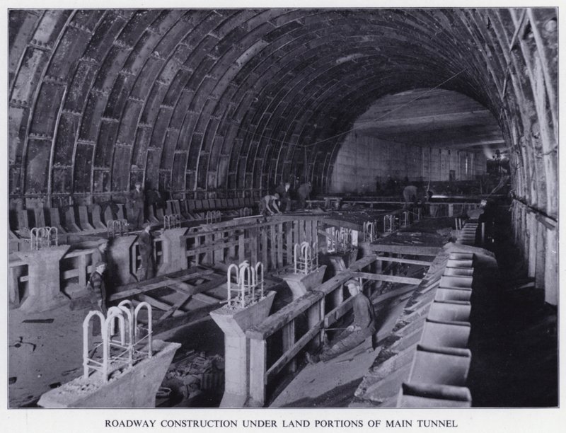 Tunel Mersey: Výstavba vozovky pod pozemními částmi hlavního tunelu (černobílá fotografie) od English Photographer