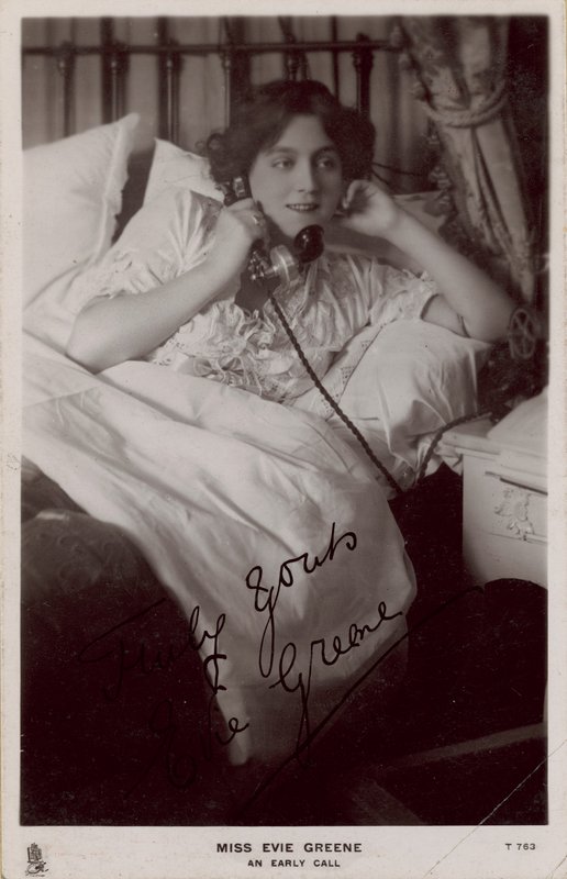 slečna Evie Greeneová: Včasný hovor od English Photographer
