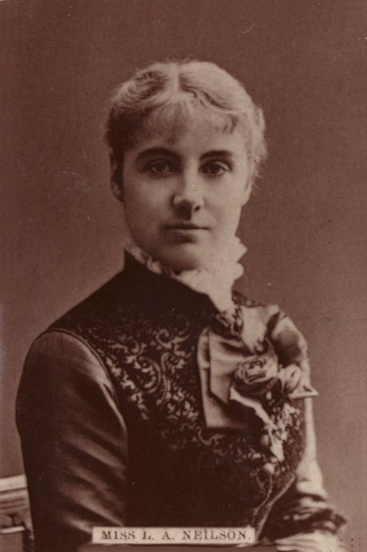 Slečna L. A. Neilsonová od English Photographer