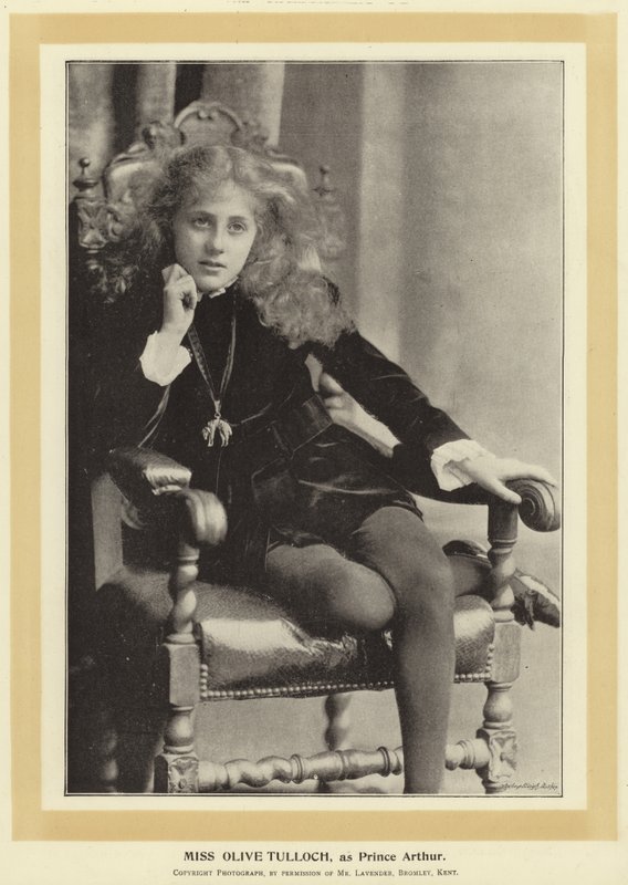 Slečna Olive Tulloch jako princ Arthur od English Photographer