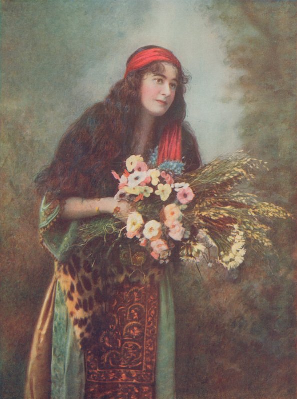Slečna Sarah Brooke jako "Militza od English Photographer