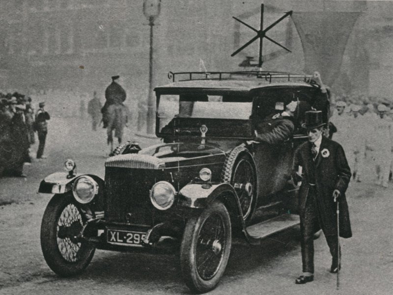 Motorový vůz s rádiovým přijímacím zařízením a rámovou anténou na střeše vozu od English Photographer