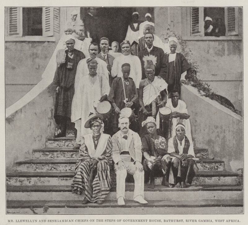 Pan Llewellyn a senegambští náčelníci na schodech vládního úřadu, Bathurst, řeka Gambie, západní Afrika od English Photographer