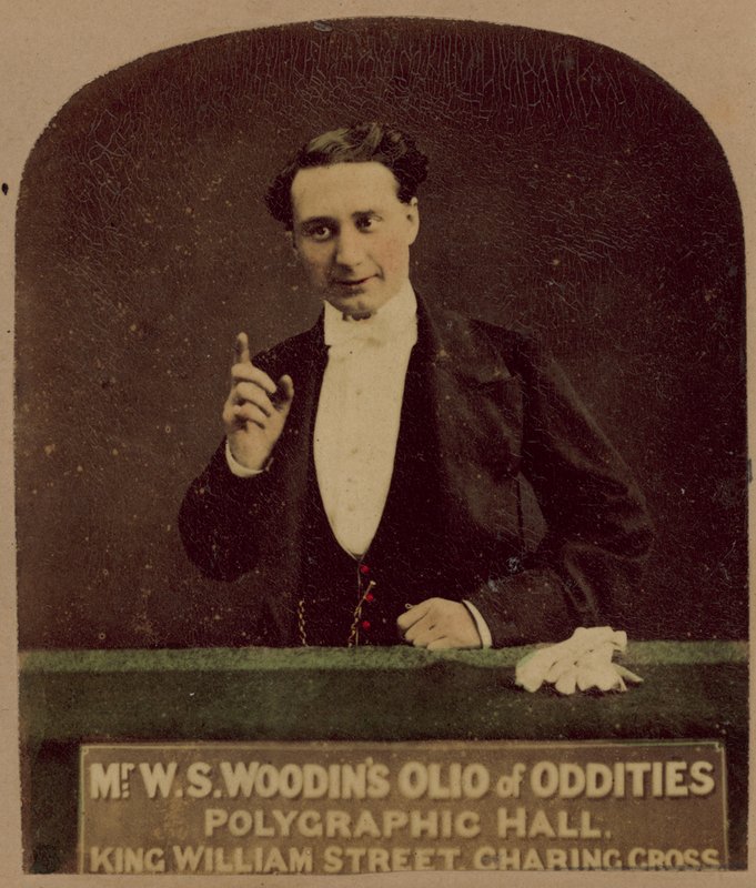 Pan W. S. Woodins Olio z Oddities od English Photographer