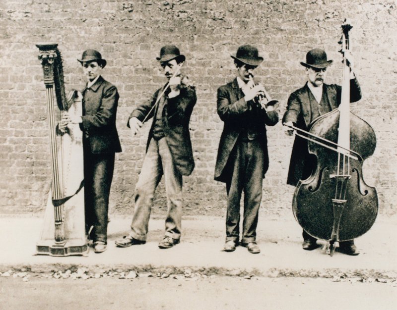 Hudebníci v Greenwichi v roce 1884 od English Photographer