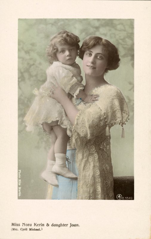 Nora Kerin, anglická divadelní herečka a její dcera Joan (barevné foto) od English Photographer
