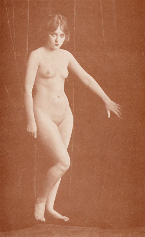 Umění nudistů: Apres le Bain (čb fotografie) od English Photographer