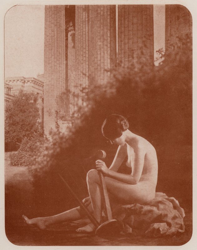 Nudistické umění: Zlomená melodie (čb fotografie) od English Photographer