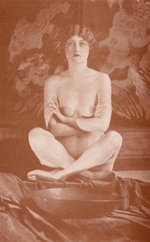 Nudistické umění: Buddha (čb fotografie) od English Photographer