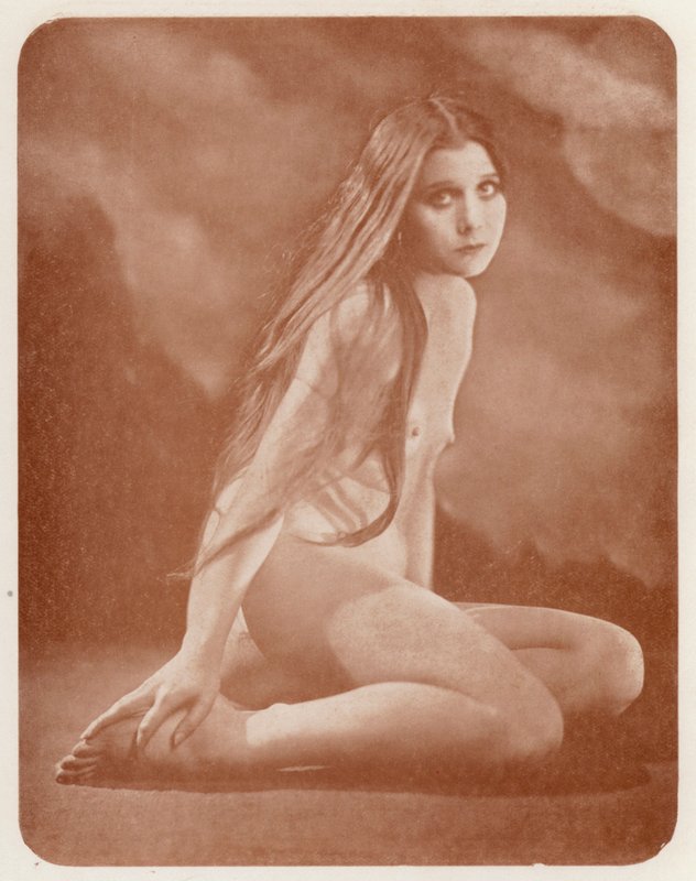 Nudistické umění: Dolores (čb fotografie) od English Photographer