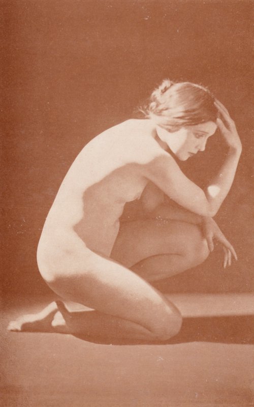 Umění nudistů: Zamyšlený (čb fotografie) od English Photographer