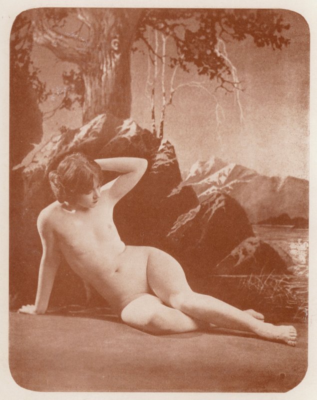 Nudistické umění: Jezerní paní (čb fotografie) od English Photographer