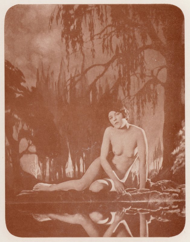 Nudistické umění: Nudismus: Tiché vody (čb fotografie) od English Photographer