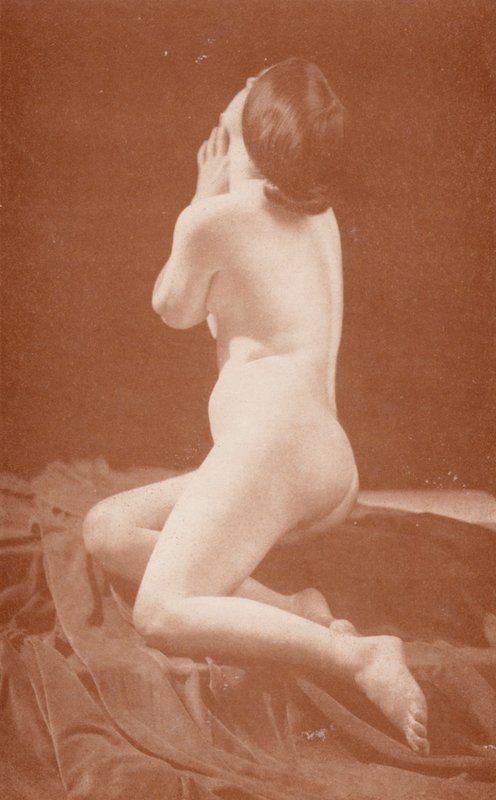 Nudistické umění: Modlitba (čb fotografie) od English Photographer
