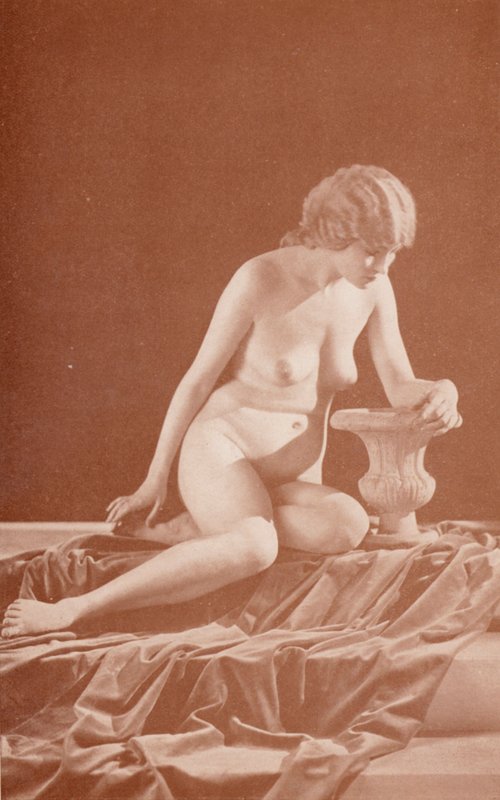 Nudistické umění: Urna (čb fotografie) od English Photographer