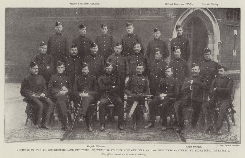 Důstojníci 2. Northumberland Fusiliers, z nichž prapor 5 důstojníků a 366 mužů bylo zajato ve Stormbergu, 9. od English Photographer