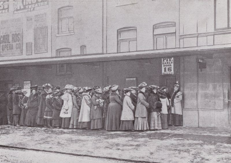 Před Pit Door of the Kings Theatre, Hammersmith od English Photographer