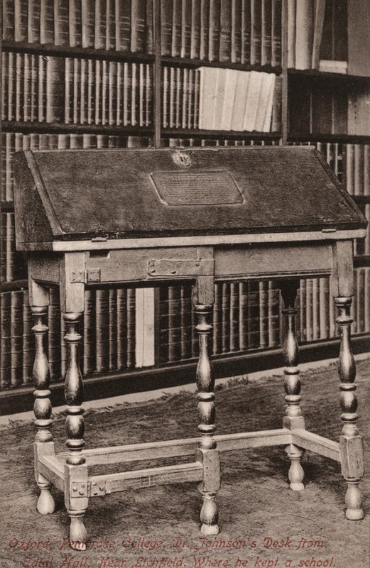 Oxford, Pembroke College, Dr Johnson’s Desk, z Edial Hall, nr Lichfield, kde měl školu (č/b foto) od English Photographer