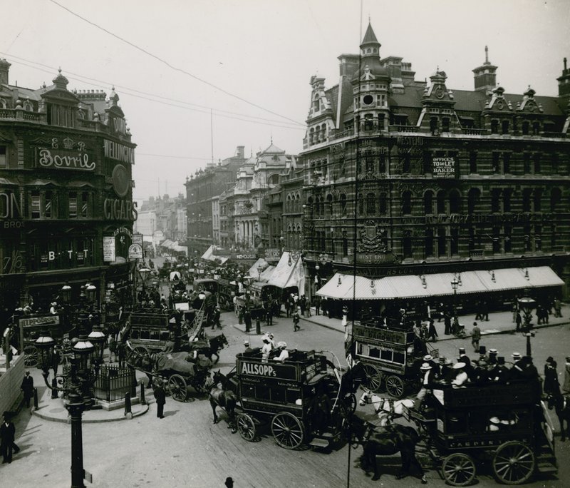 Oxford Street a Tottenham Court Road, Londýn od English Photographer