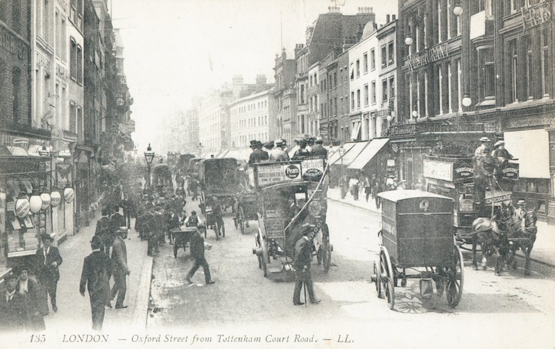 Oxford Street při pohledu z Tottenham Court Road od English Photographer