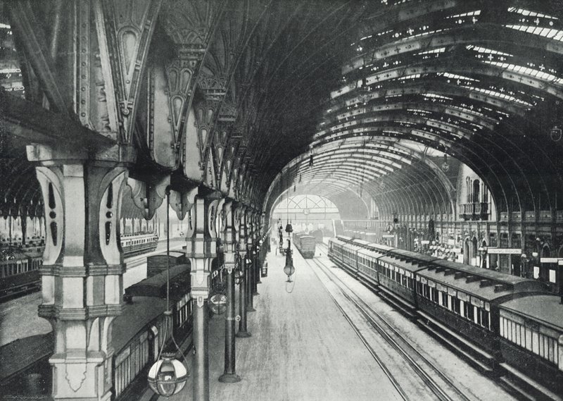 Stanice Paddington, celkový pohled na nástupiště (černobílá fotografie) od English Photographer